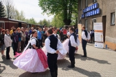 Taneční vystoupení Slezského souboru Heleny Salichové na nástupišti v Třemešné.