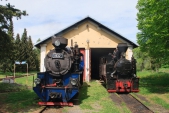 Parní lokomotivy U57.001 a U46.002 před depem v Osoblaze.