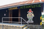 Původní dřevěné skladiště v Osoblaze bylo za pomoci Osoblažského cechu opraveno a nově slouží návštěvníkům parních vlaků a nese příhodné jméno Čekárna u Hotzenplotze