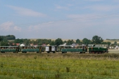 Motorový výletní vlak SZD vjíždí do Bohušova